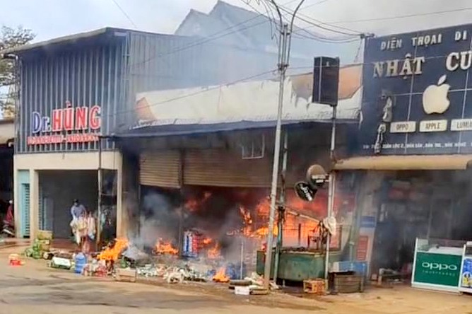Hỏa hoạn thiêu rụi gần 2 tỉ đồng hàng hóa bán tết của người dân Đắk Nông