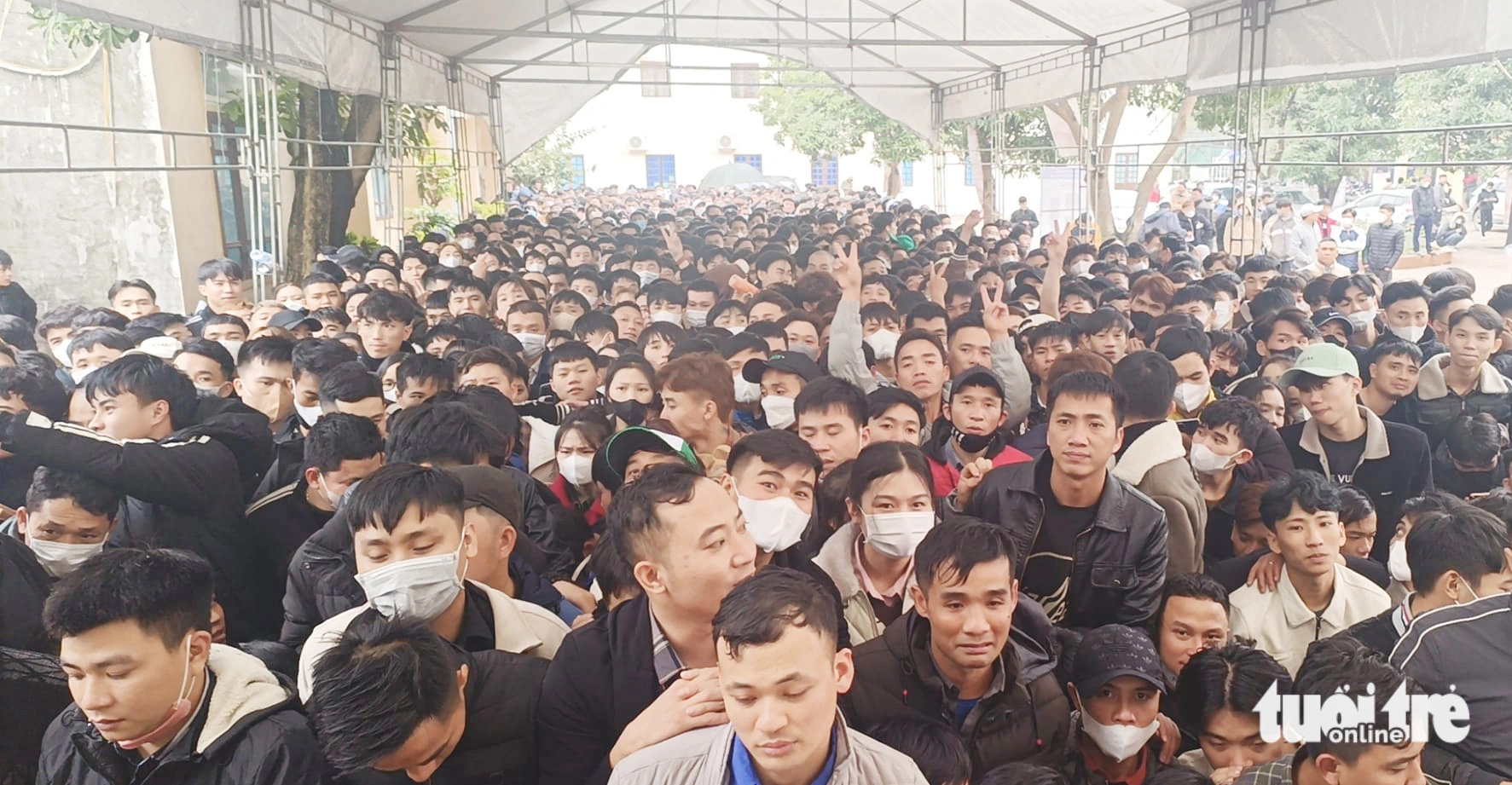 Hàng ngàn người đội mưa rét đăng ký thi đi Hàn Quốc lao động