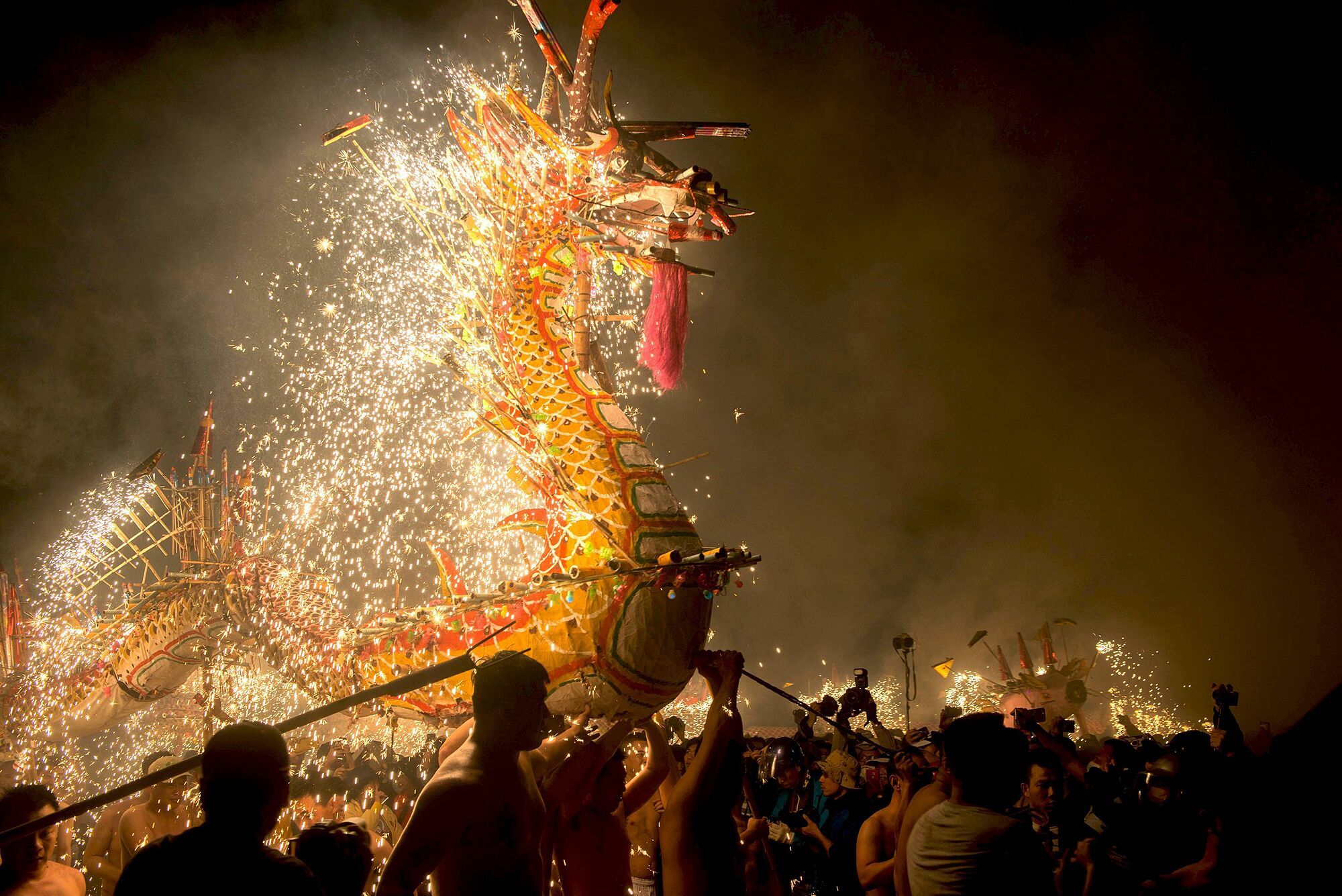 Múa rồng lửa mừng năm mới ở Trung Quốc