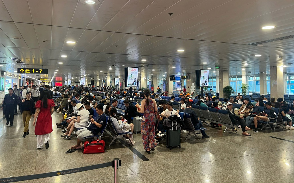 Mùng 2 Tết, sân bay Tân Sơn Nhất đông nghịt, hành khách nói 'kỳ nghỉ Tết trôi nhanh'