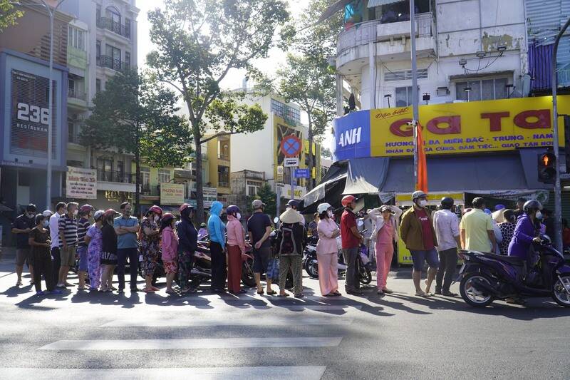 Người dân TPHCM xếp hàng gần 1 km chờ mua gà cúng ngày mùng 3 Tết