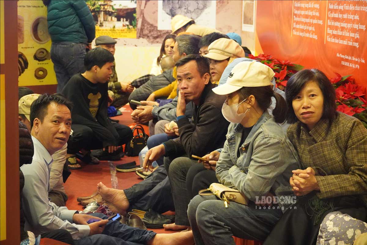 Người dân đội mưa trong đêm chờ phát ấn đền Trần Nam Định