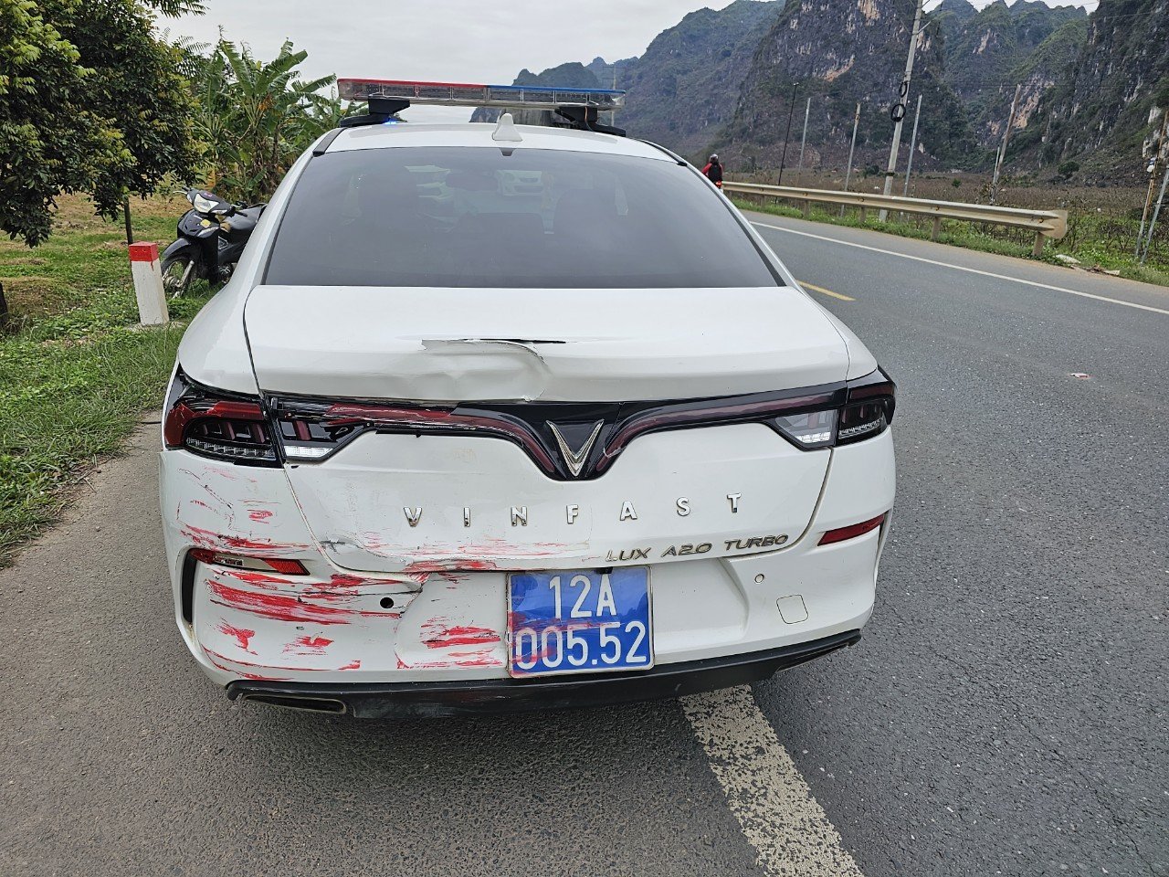 Ôtô khách tông nhiều lần vào xe cảnh sát giao thông
