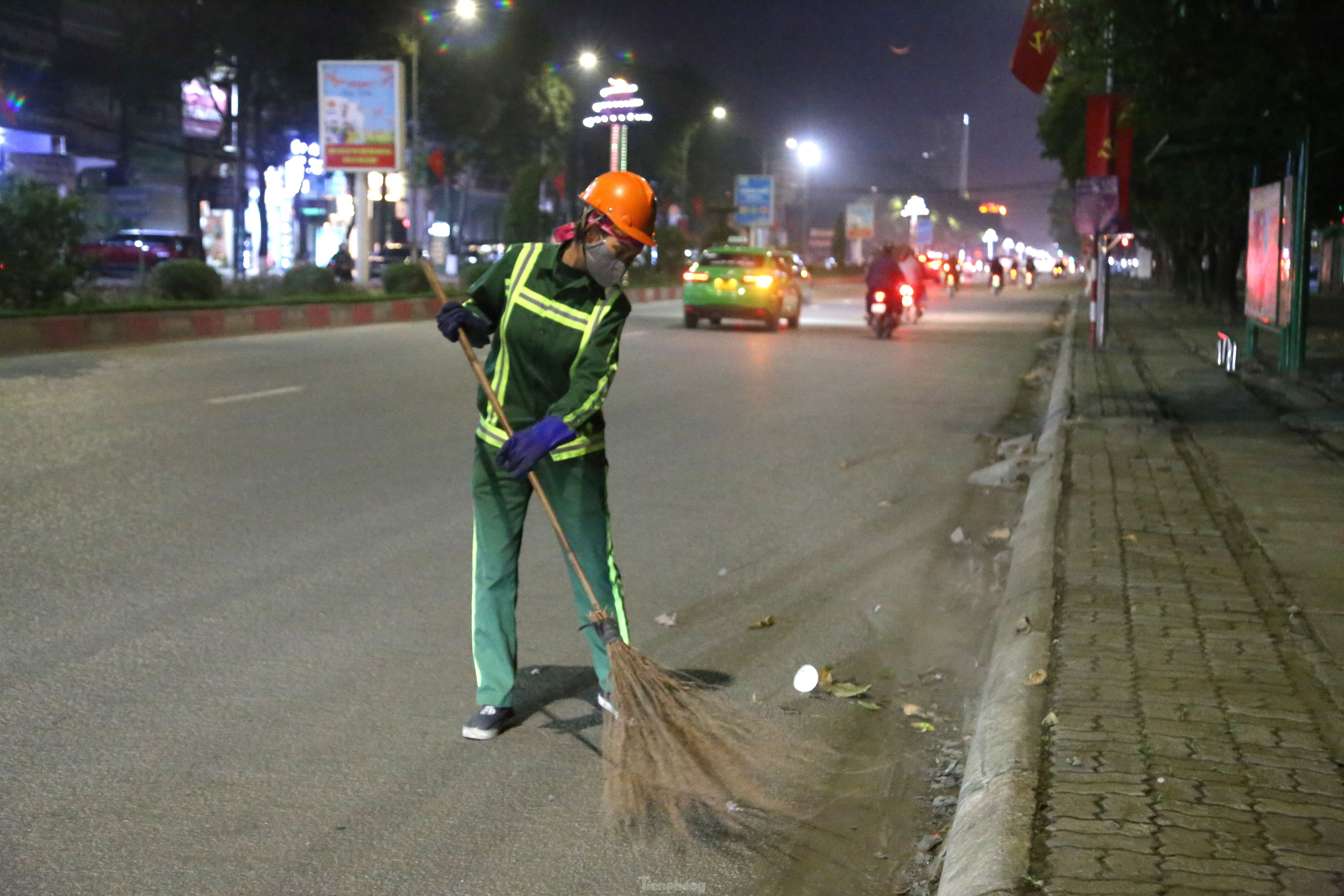 'Bóng hồng' bám đường xuyên Tết làm sạch từng con phố