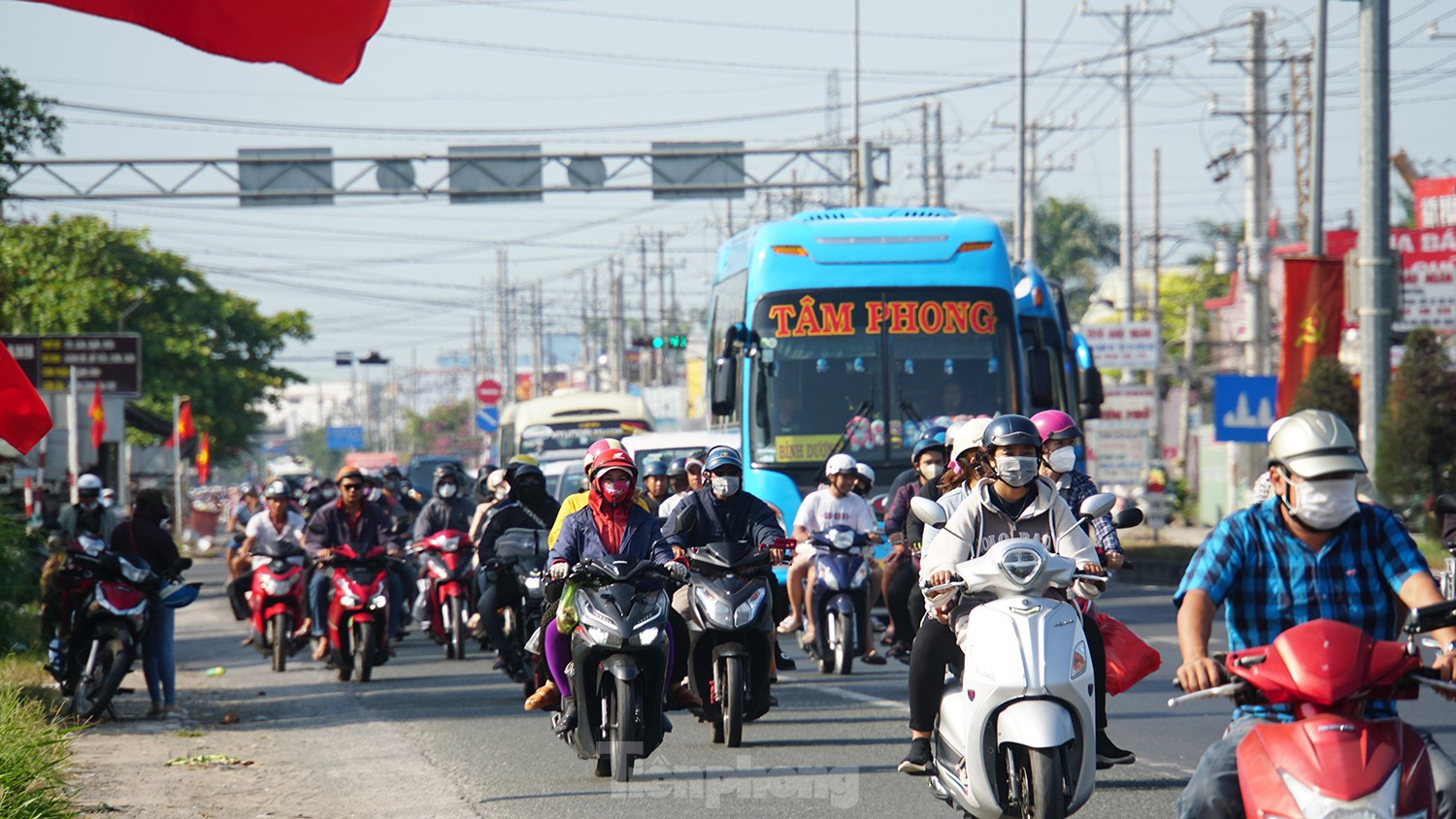 Người dân miền Tây lỉnh kỉnh đồ đạc trở lại TP.HCM, Công an lập chốt tặng nước, sữa