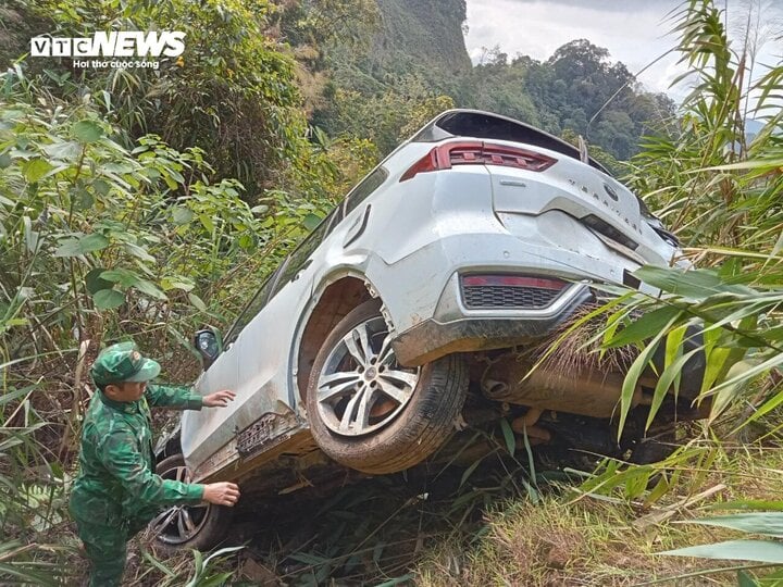 Ô tô con lao xuống vực sâu 20 mét ở huyện biên giới Quảng Trị