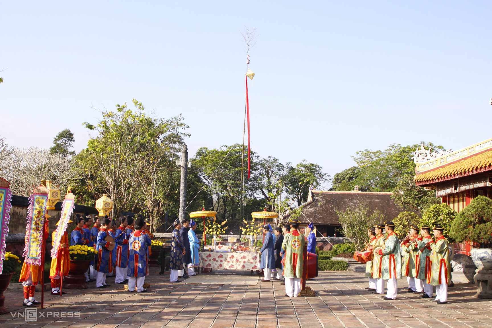 Lễ hạ cây nêu ở Hoàng cung Huế