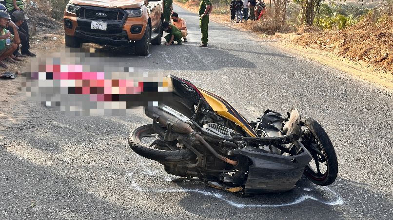 Xe máy tông đối đầu với ôtô khiến 1 người tử vong