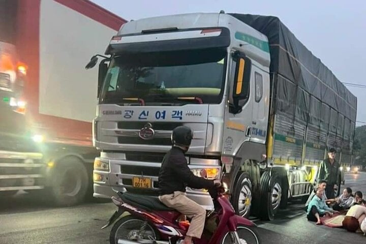 Ô tô tải va chạm xe đạp trên quốc lộ ở Quảng Trị, cụ ông 86 tuổi tử vong