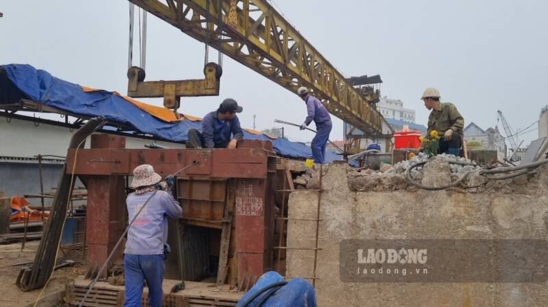 Đúc dầm cầu vượt trên tuyến đường liên kết nghìn tỉ ở Thái Nguyên