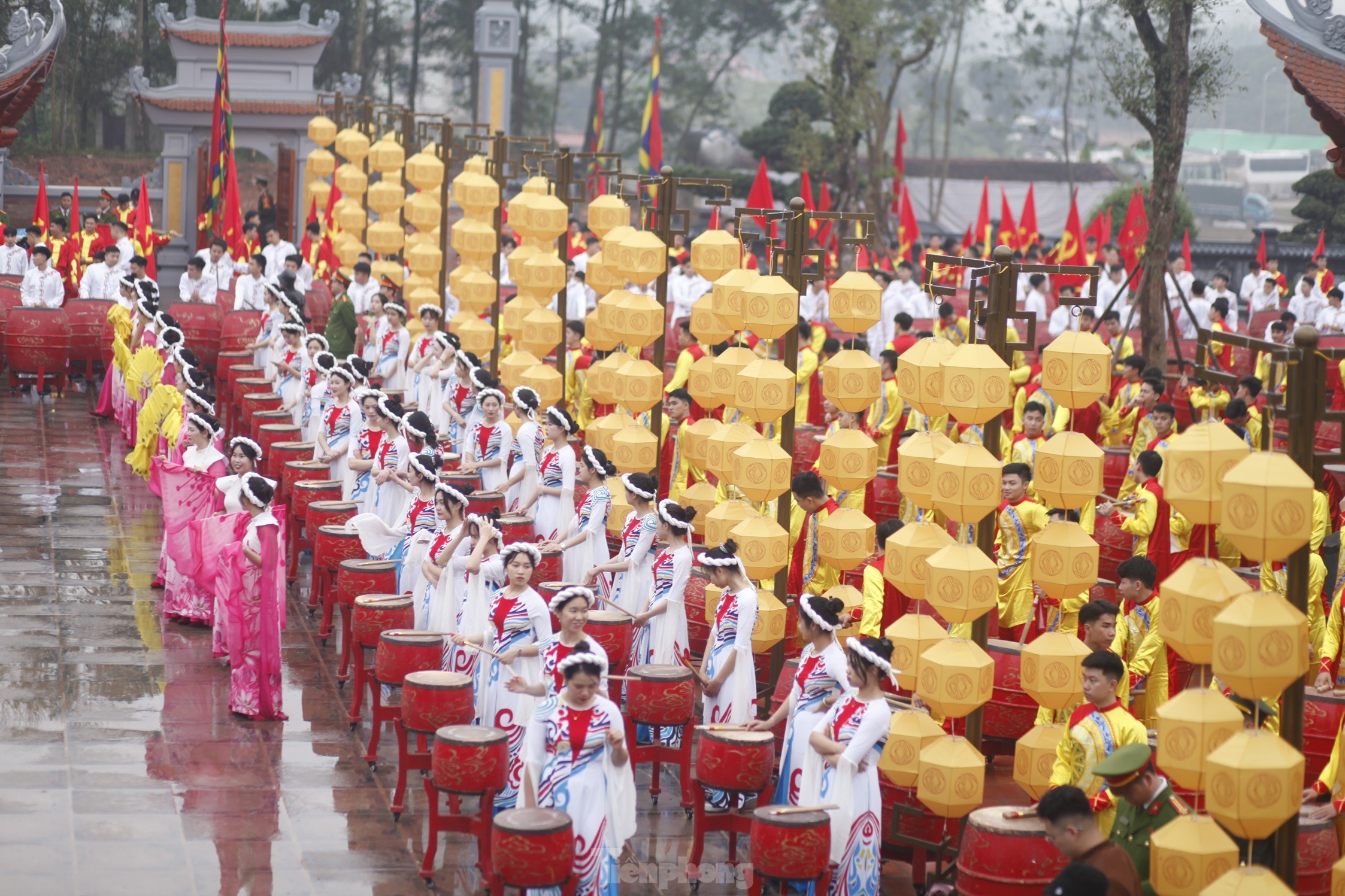 Nữ sinh Học viện Cảnh sát nhân dân đánh trống tại Lễ hội kỷ niệm 140 Khởi nghĩa Yên Thế