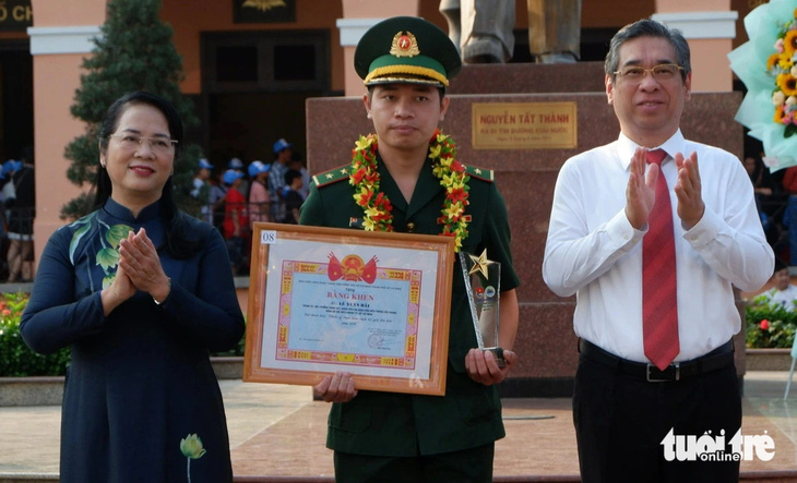 Tuyên dương bộ đội biên phòng, vun bồi tình yêu biển đảo