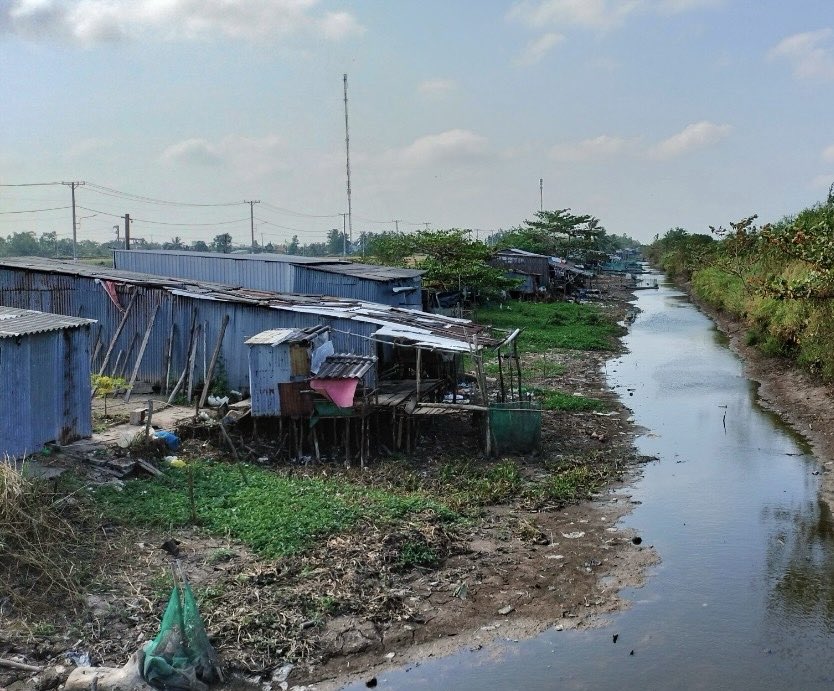 Cà Mau: Dân xóm biển tạm bợ trong những căn nhà chờ sập 'ngóng' dự án tái định cư