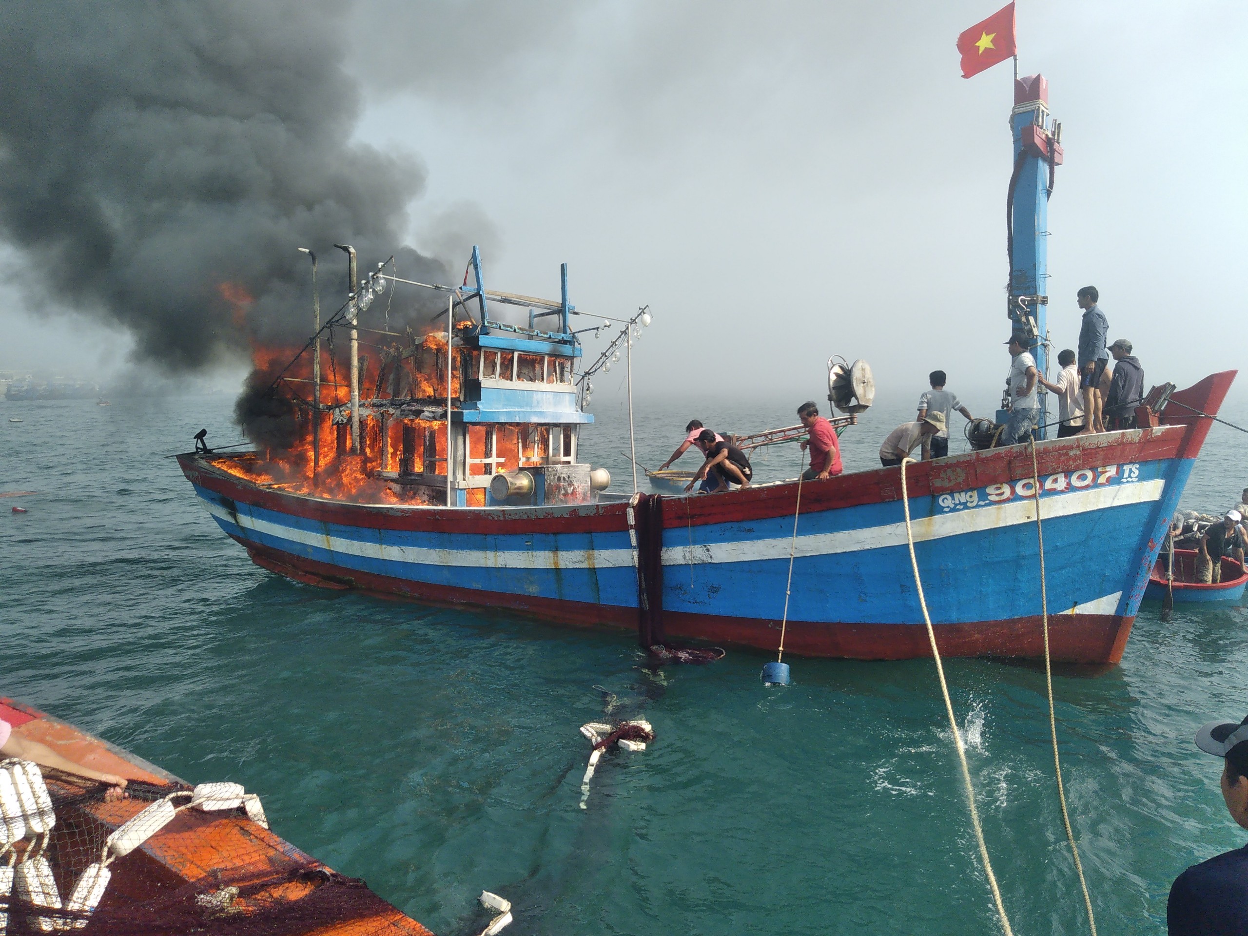 Tàu câu cá ngừ đại dương của ngư dân Phú Yên bốc cháy dữ dội