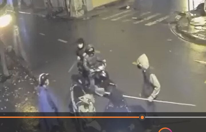 Bắt nhóm thanh thiếu niên chặn xe, cướp tài sản người đi đường ở Hà Nội