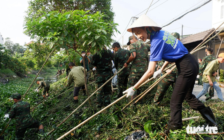 Hoa hậu liên lục địa Lê Nguyễn Bảo Ngọc dọn rác Chủ nhật xanh