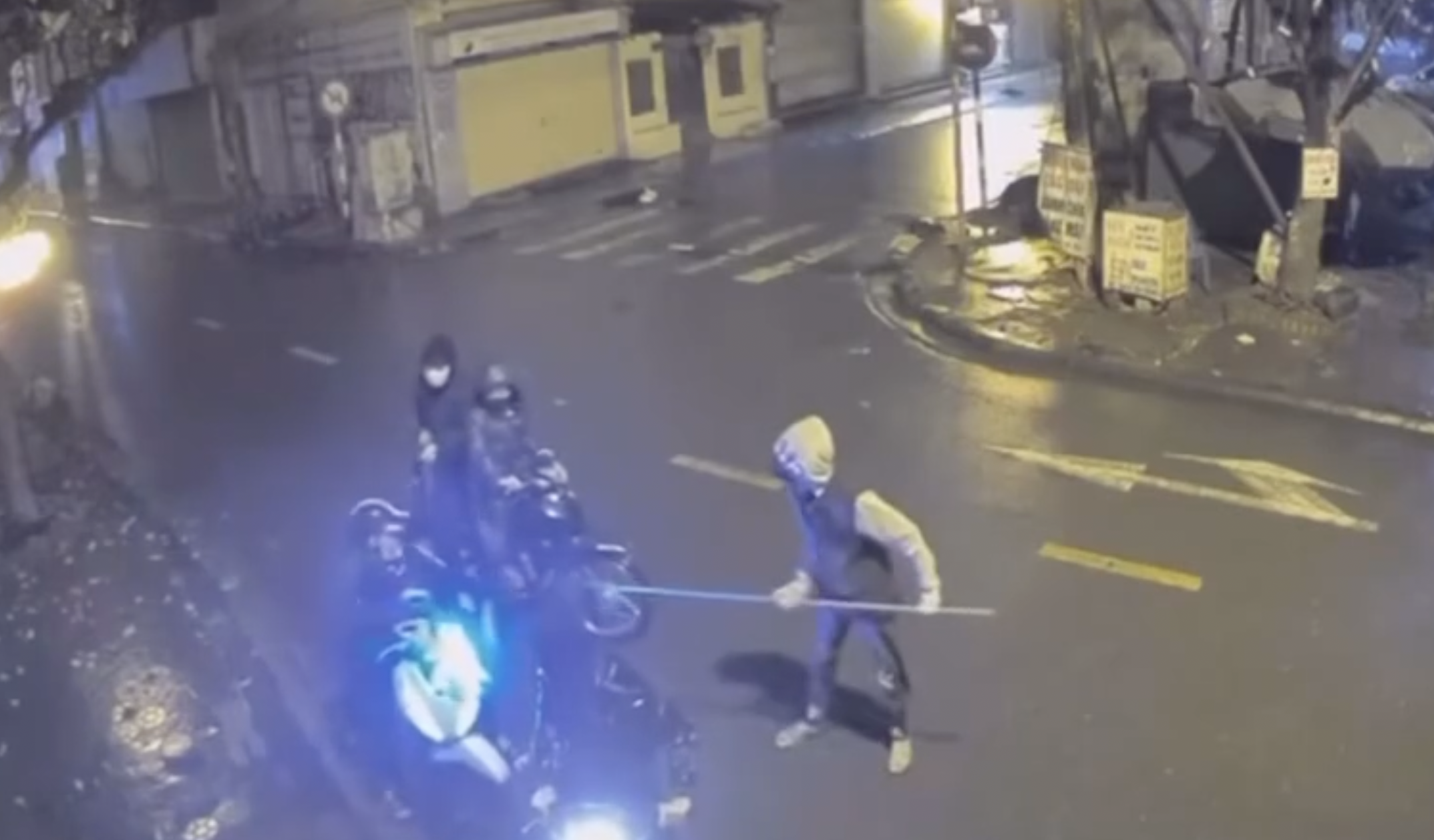 Nhóm thiếu niên gí 'dao phóng lợn', cướp 4 xe máy ở Hà Nội