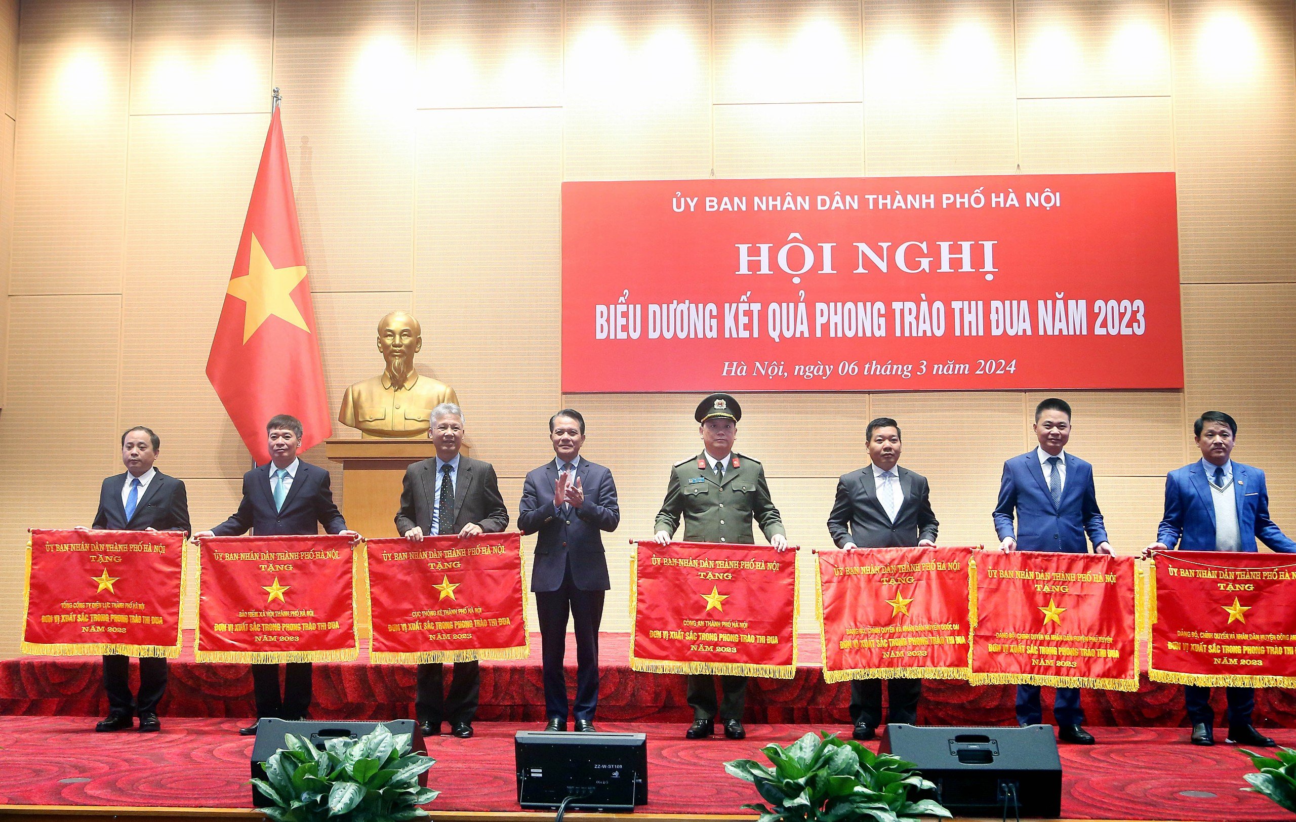 Hà Nội: Nhiều lãnh đạo được tặng Danh hiệu ‘Chiến sỹ thi đua thành phố’