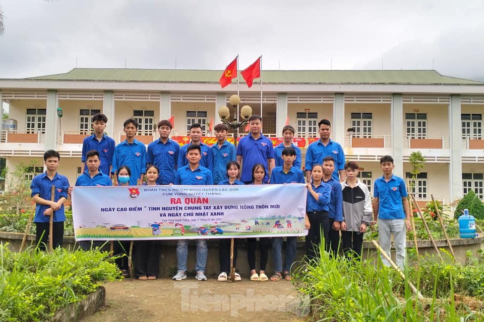 Tuổi trẻ Hòa Bình ra quân ngày cao điểm tình nguyện xây dựng nông thôn mới