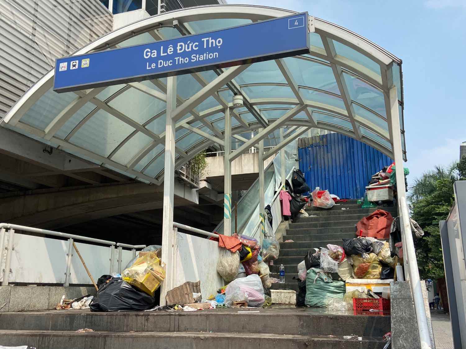 Metro Nhổn - ga Hà Nội chưa đi vào hoạt động, rác thải đã ngập ngụa lối đi