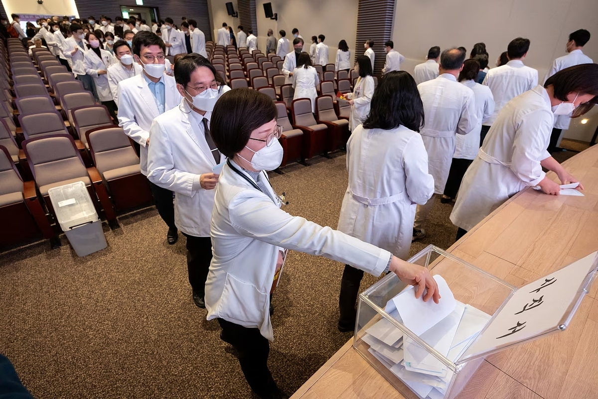 Bệnh viện Hàn Quốc chuyển chế độ khẩn cấp