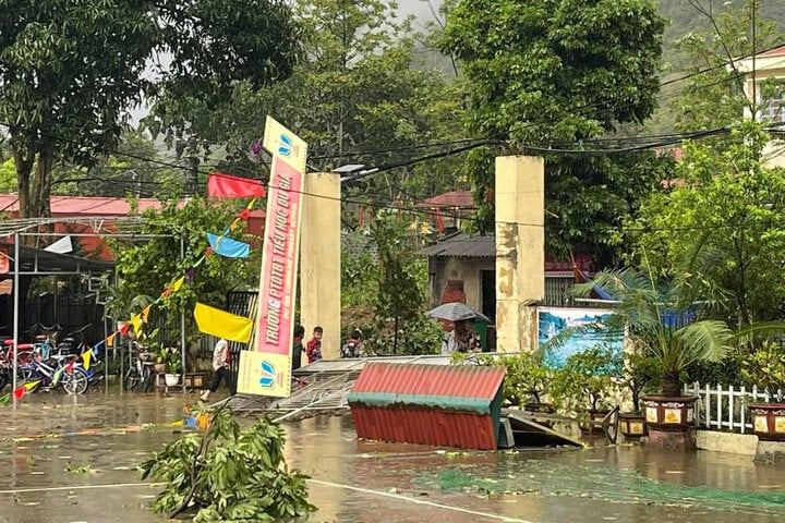 Gió lốc kéo sập nhiều mái nhà, cổng trường học ở Hà Giang