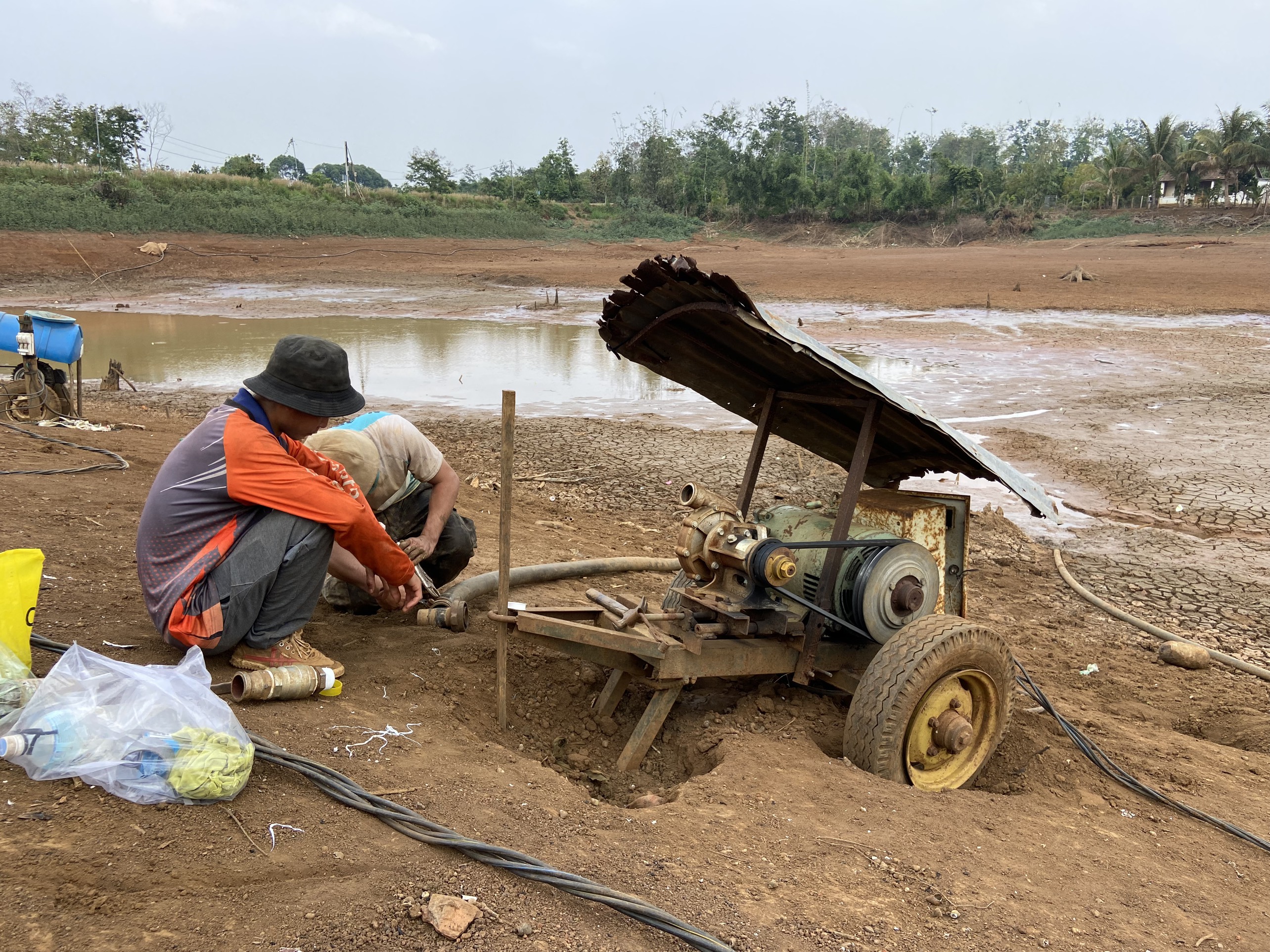 Ao hồ trơ đáy, nông dân Đắk Nông vét từng giọt nước cứu cây