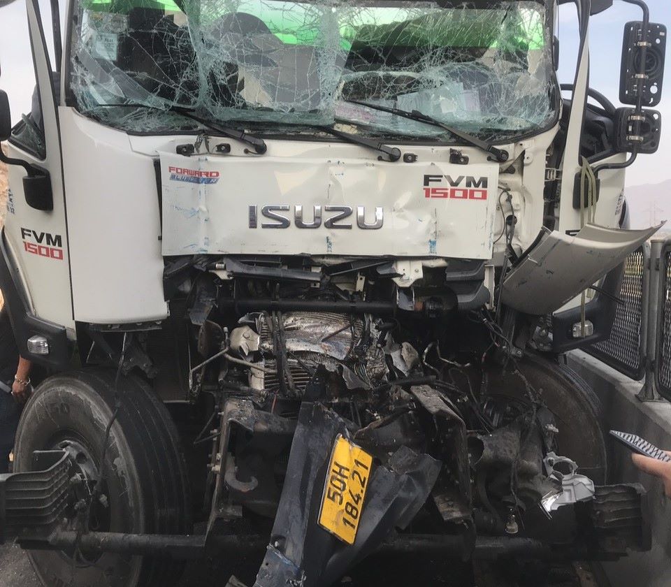 Tài xế xe tải tử vong sau cú tông đuôi ôtô đầu kéo trên cao tốc Vĩnh Hảo - Phan Thiết
