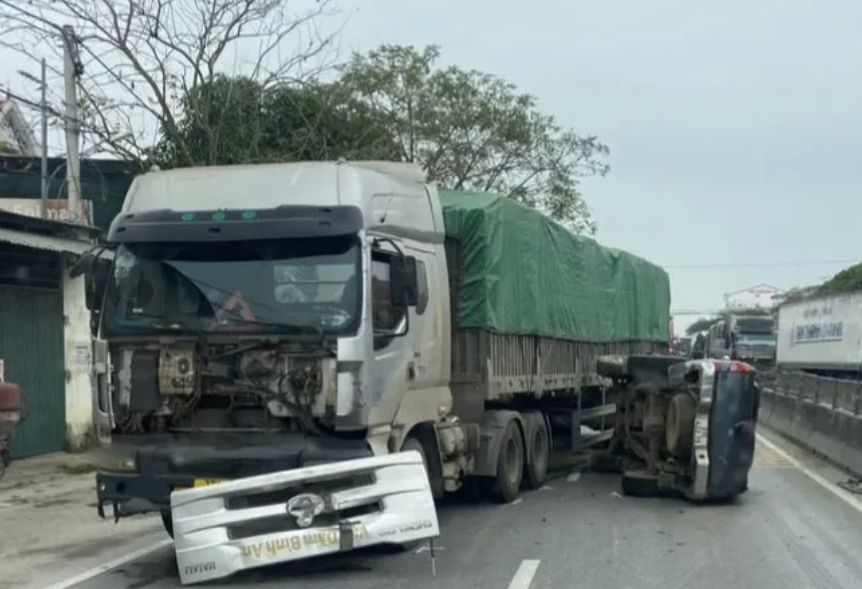 Xe bán tải lật nghiêng trên quốc lộ, 5 người thoát nạn