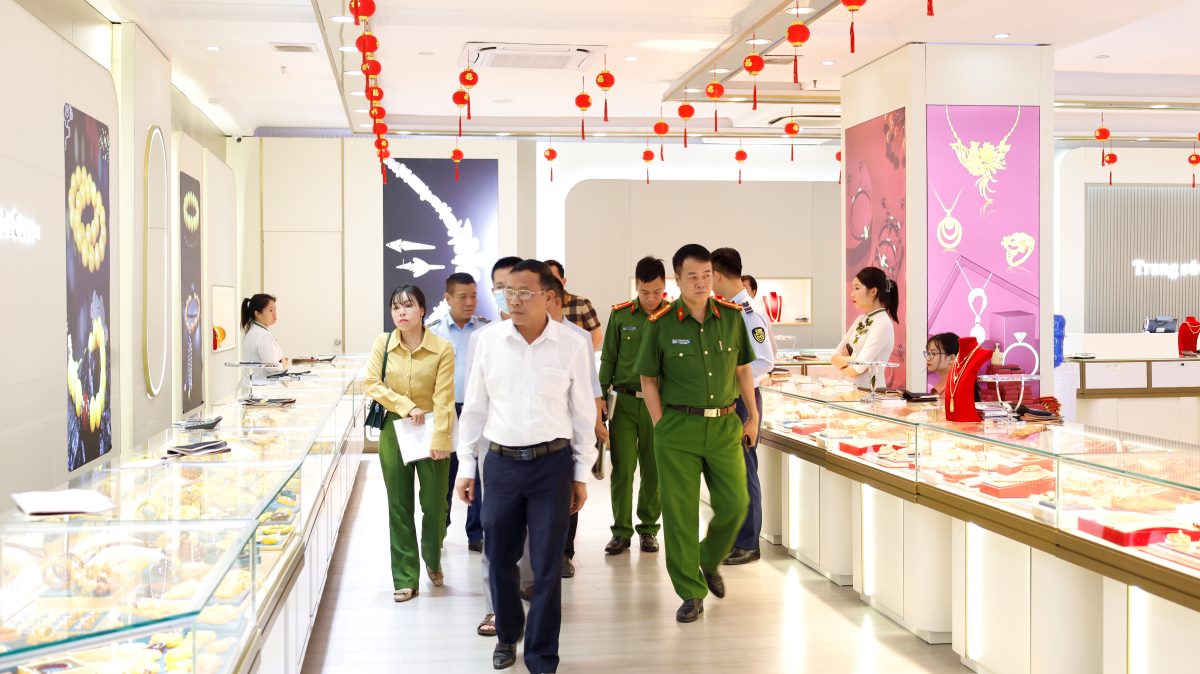 Móng Cái dừng hoạt động 2 cửa hàng đón khách Trung Quốc vì nhiều sai phạm