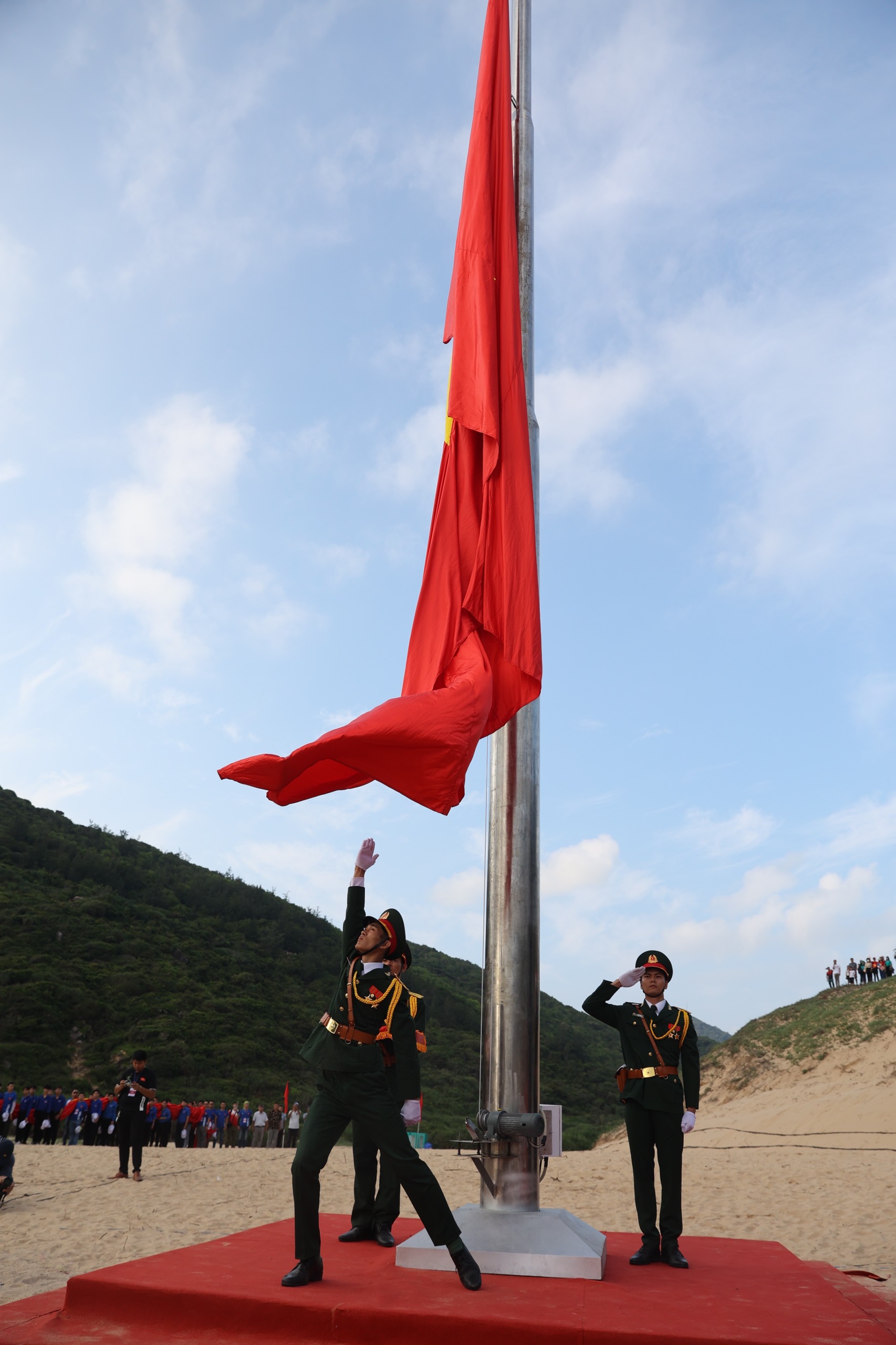 Dâng trào tình yêu non sông khi cờ Tổ quốc tung bay tại Lễ Thượng cờ