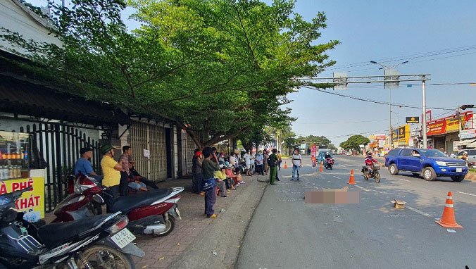 Người phụ nữ bán vé số bị xe tải tông tử vong trên đường Hồ Chí Minh