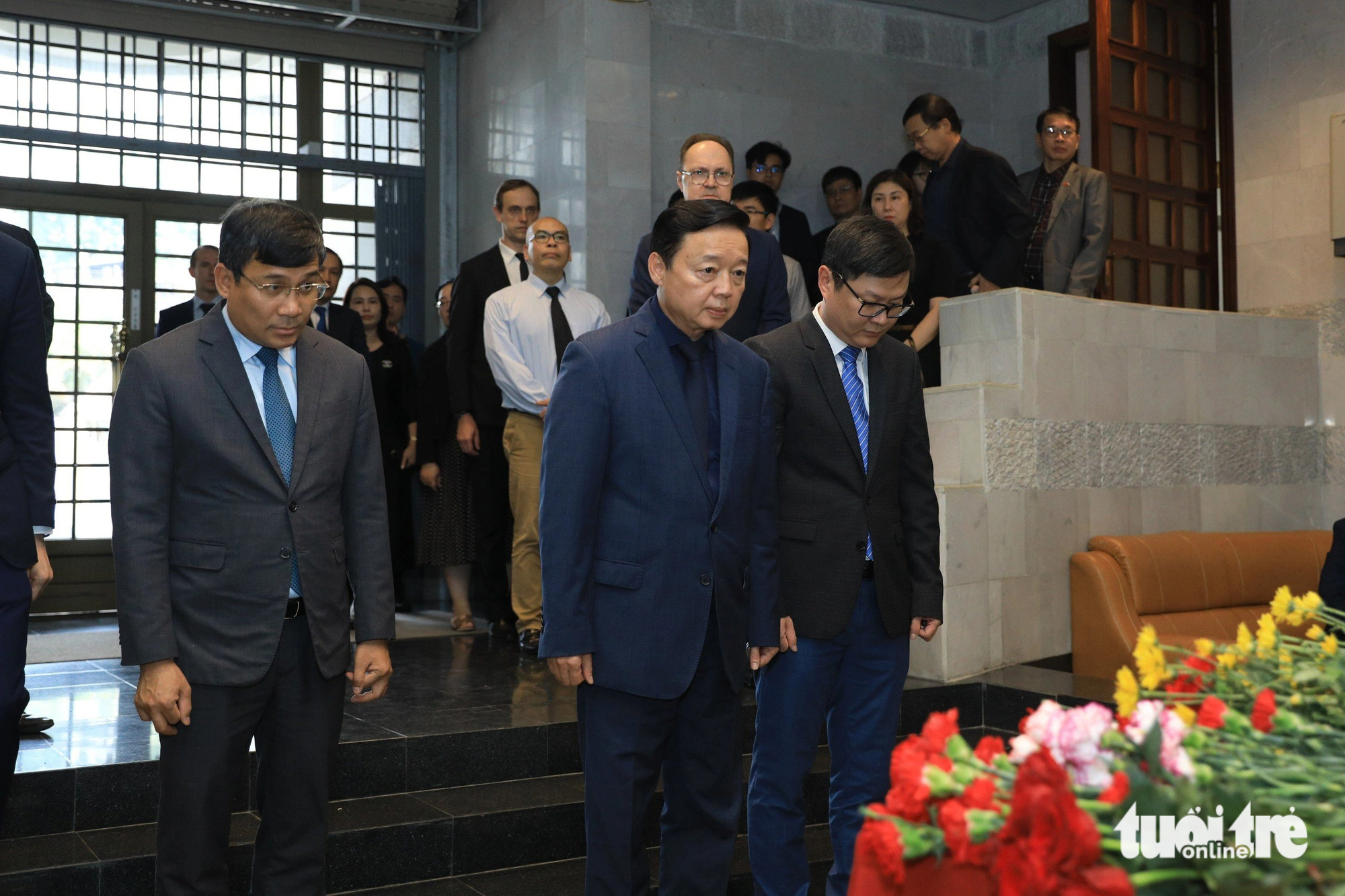 Phó thủ tướng Trần Hồng Hà và người dân Việt Nam ghi sổ tang nạn nhân vụ khủng bố ở Nga