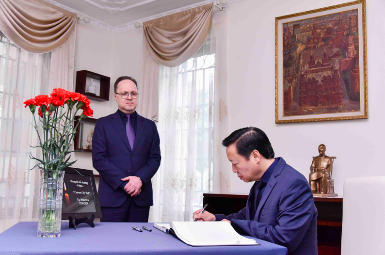 Phó Thủ tướng Trần Hồng Hà ghi sổ tang tưởng niệm các nạn nhân vụ khủng bố ở Nga
