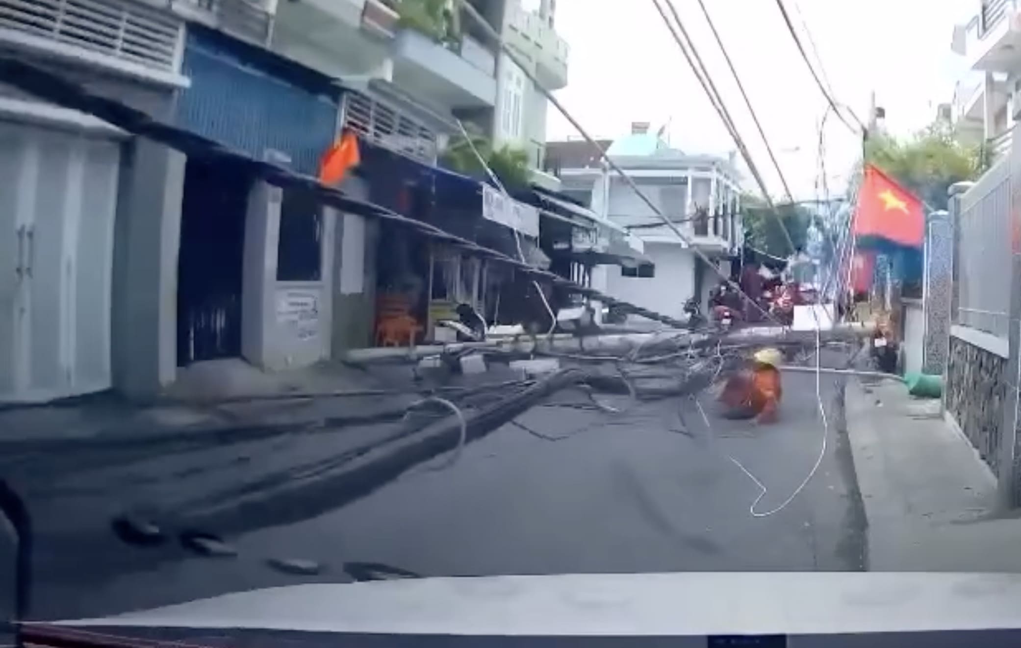 Trụ điện gãy, thợ điện ở Nha Trang thoát chết trong gang tất