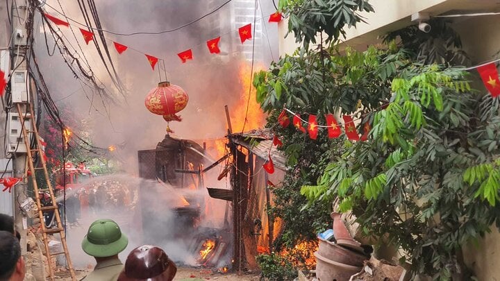 Khu lán tạm ở Hà Nội bốc cháy ngùn ngụt