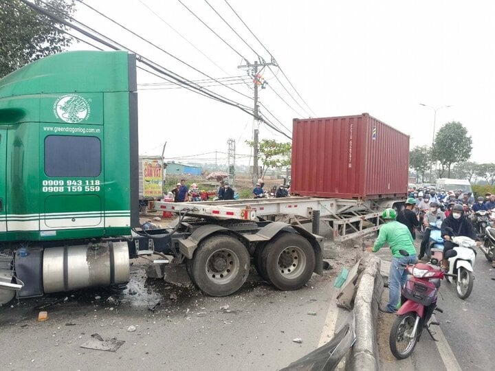 TP.HCM: Xe container húc dải phân cách, tông xe máy khiến 3 người bị thương nặng