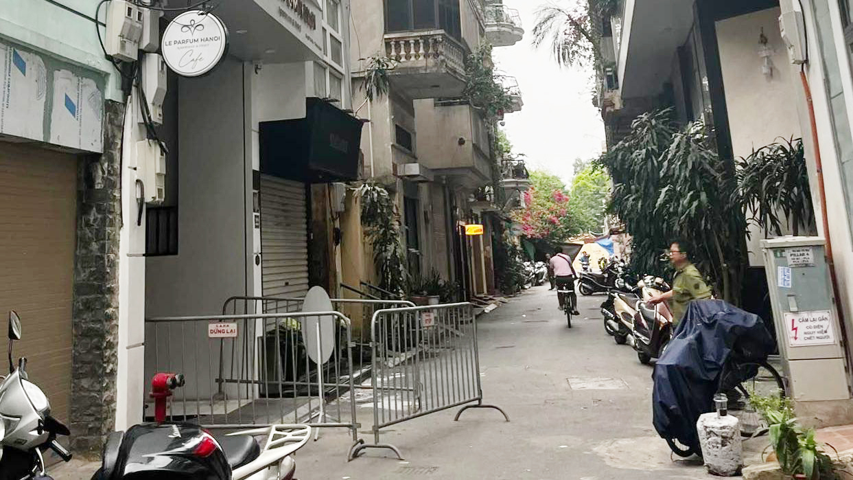 Sập mái kính nhà cao tầng ở phố cổ Hà Nội, 2 người chết
