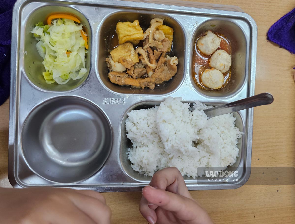 Đề nghị giám sát toàn bộ bữa ăn bán trú tại một trường ở Quảng Ninh