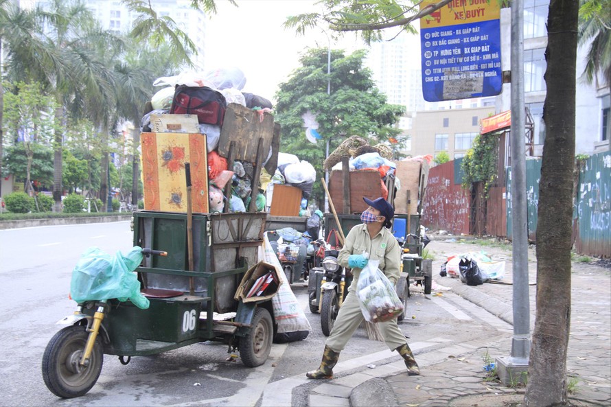 Chủ tịch Hà Nội: Không để ùn tắc vận chuyển rác thải lên các khu xử lý