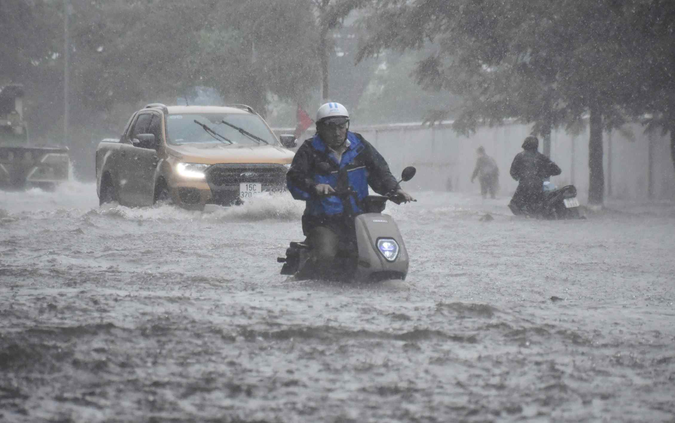 Mưa lớn kéo dài, nhiều tuyến phố Hải Phòng ngập như sông