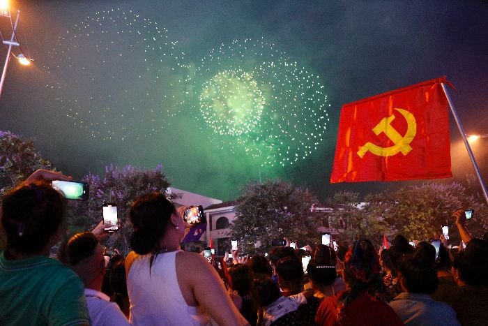Mãn nhãn màn pháo hoa rực sáng trên bầu trời Điện Biên lịch sử