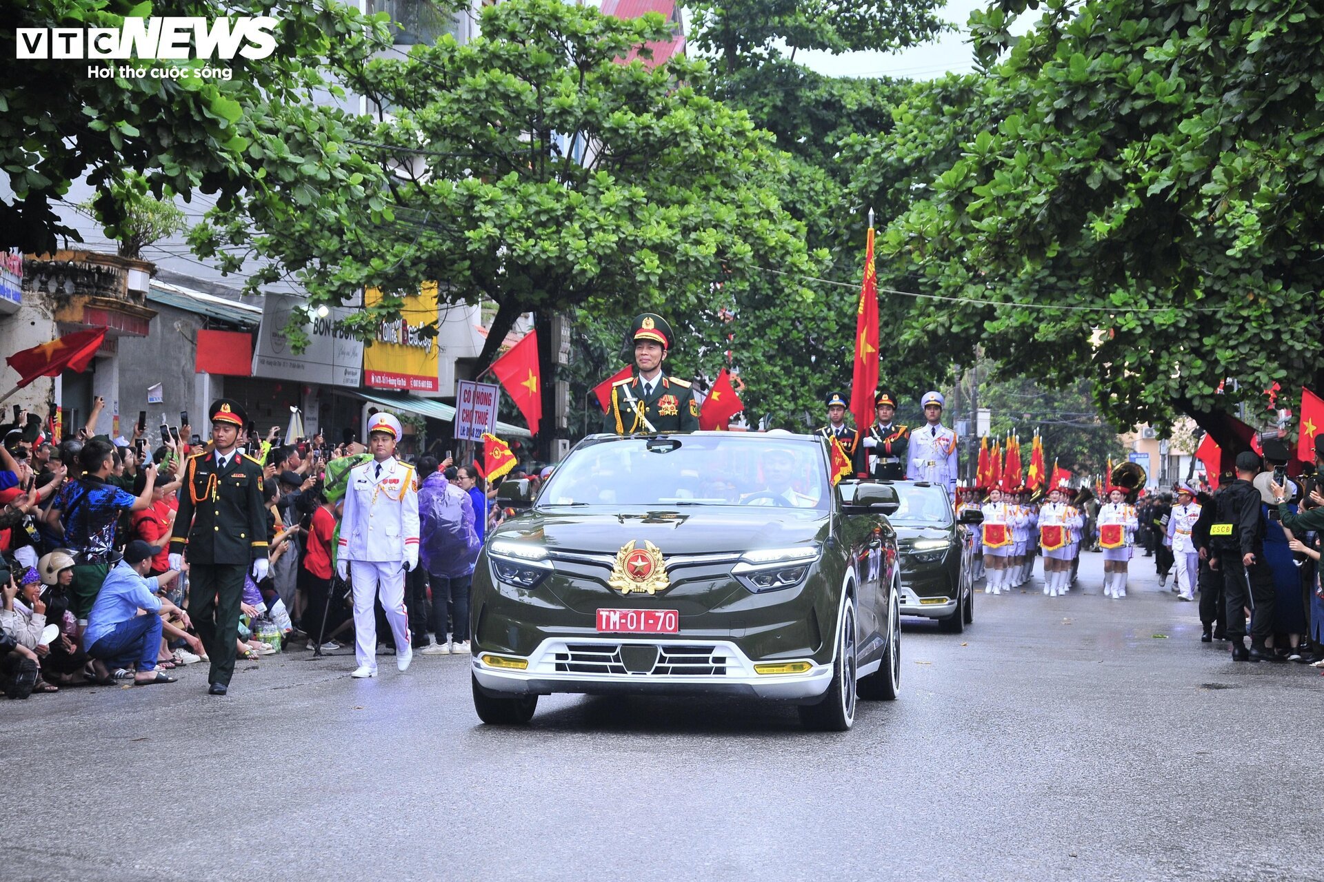 Phút chia tay xúc động người dân Điện Biên với các chiến sĩ tham gia diễu binh