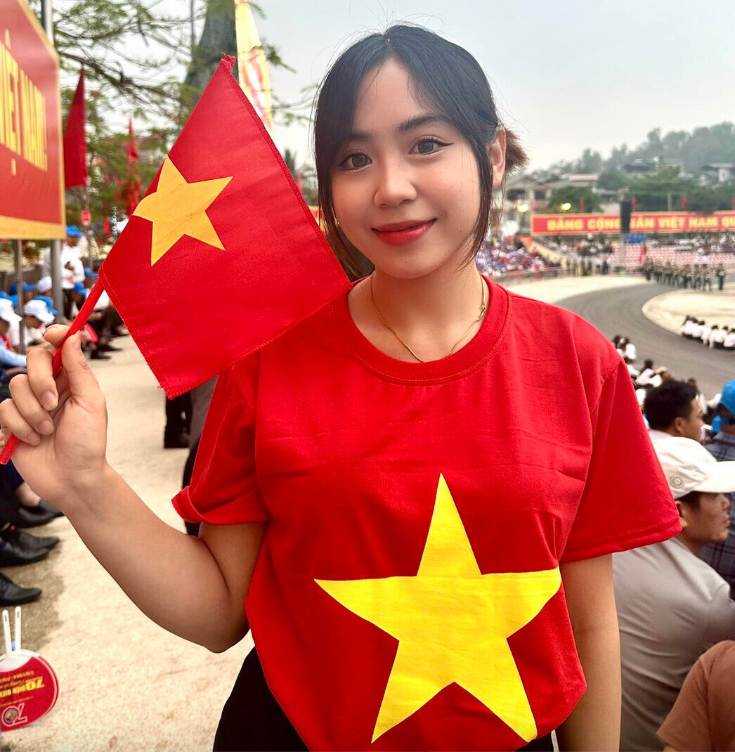 Nữ sinh Lào vượt hơn 500 km đến Điện Biên, chụp ảnh với bộ đội cụ Hồ