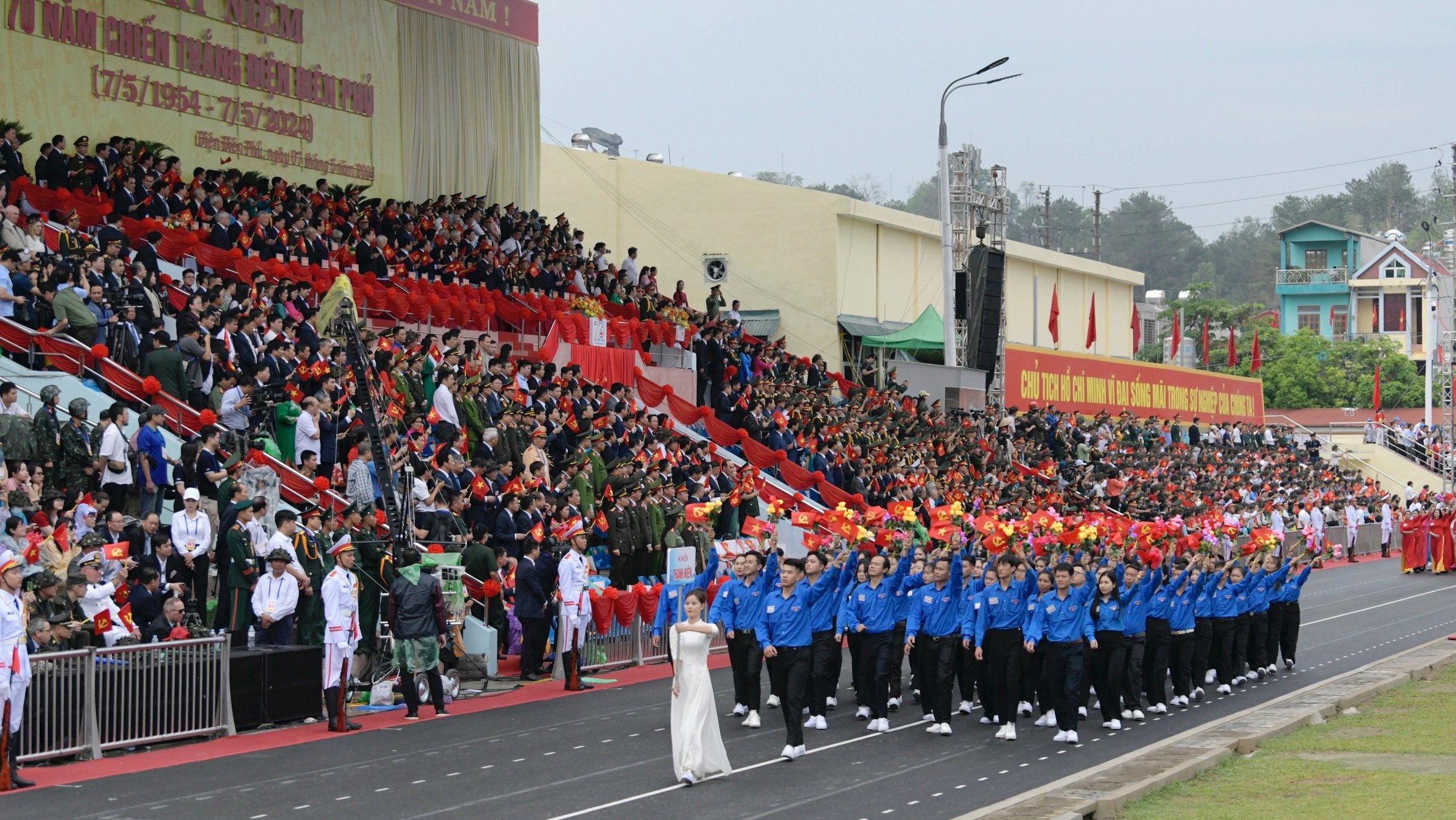 Đoàn viên thanh niên diễu hành kỷ niệm 70 năm Chiến thắng Điện Biên Phủ