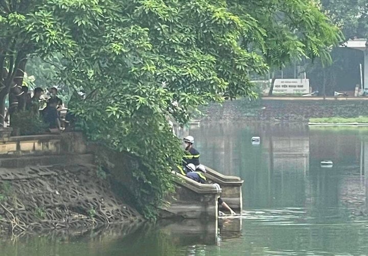 Phát hiện thi thể nữ sinh đeo balo chứa gạch dưới hồ ở Hà Nội