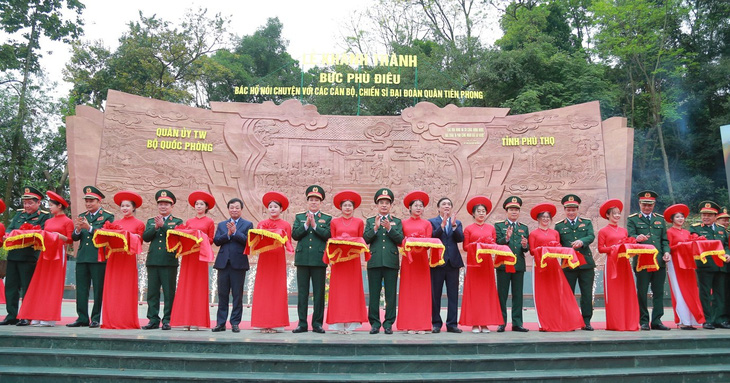 Khánh thành bức phù điêu đồng 'Bác Hồ nói chuyện với cán bộ, chiến sĩ đại đoàn quân Tiên phong'