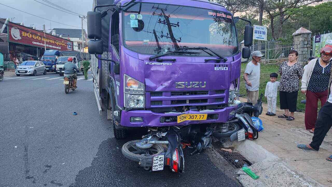 Tai nạn liên hoàn giữa ôtô và 2 xe máy khiến 3 người nhập viện ở Đà Lạt
