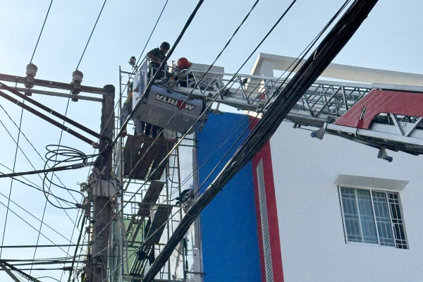 Hai công nhân ở Trà Vinh bị điện giật, mắc kẹt trên đường dây cao 15m
