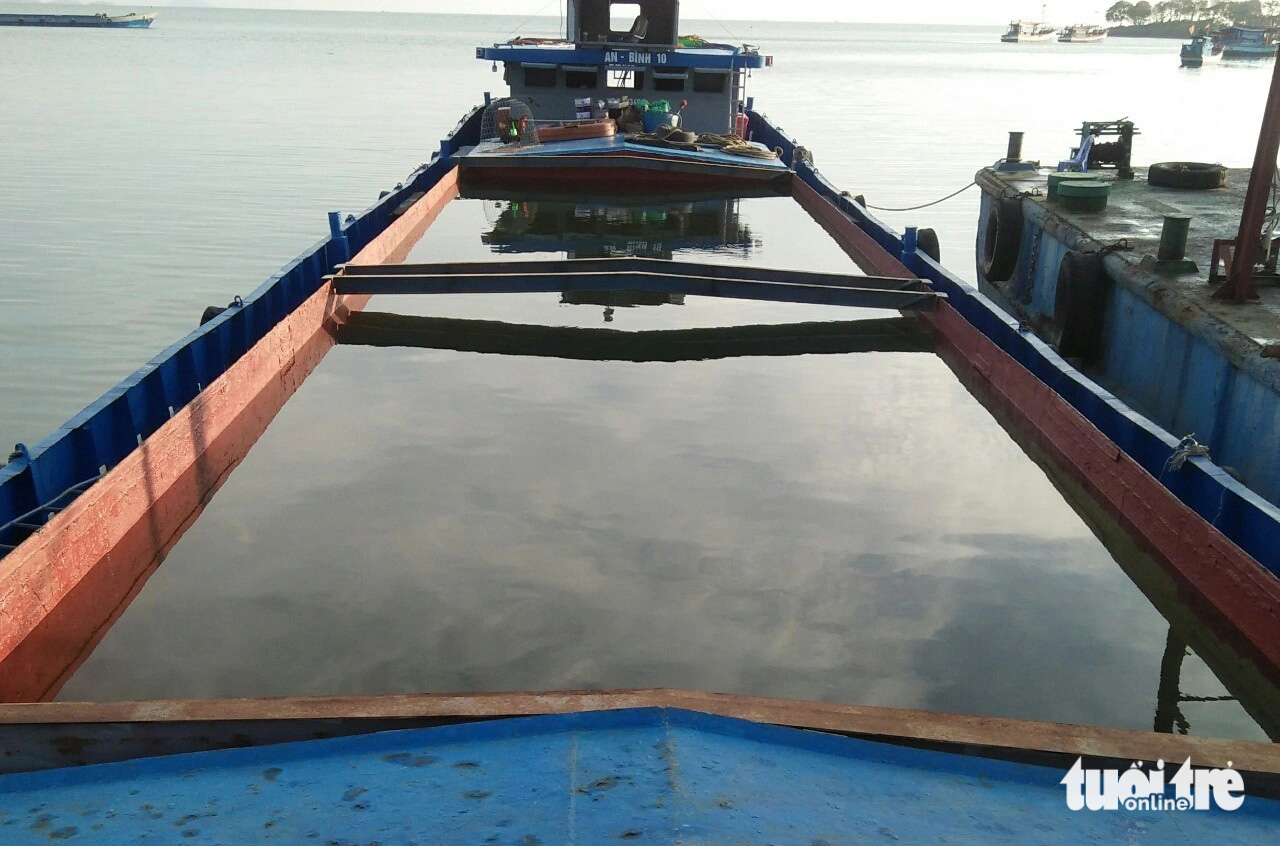 Dùng sà lan đưa nước ngọt ra xã đảo Tiên Hải